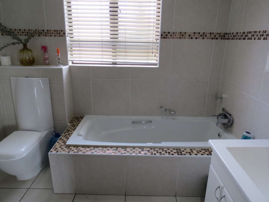 4 Bedroom Property for Sale in Greenstone Hill Gauteng