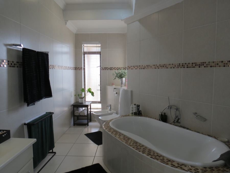 4 Bedroom Property for Sale in Greenstone Hill Gauteng