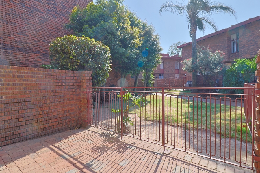 2 Bedroom Property for Sale in Linmeyer Gauteng