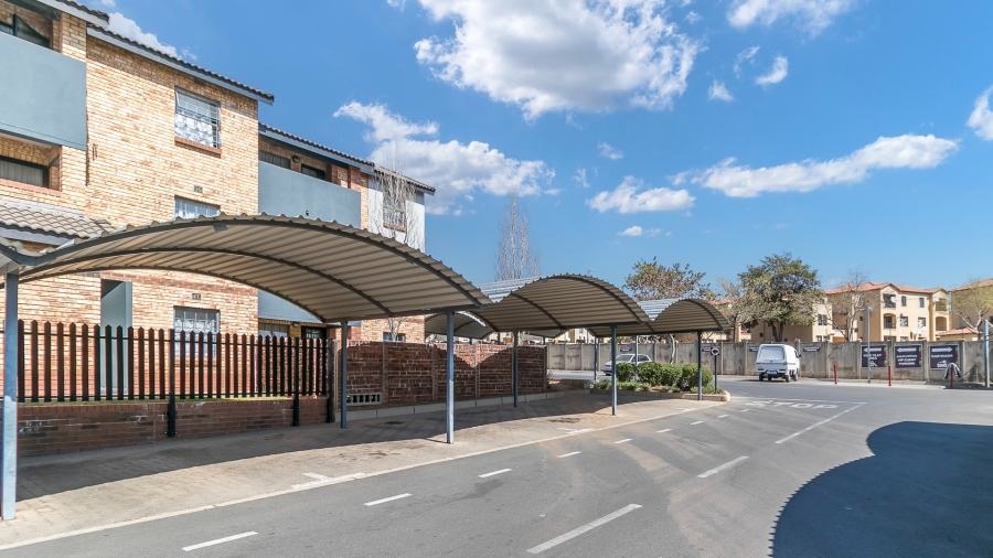 2 Bedroom Property for Sale in Erand Gardens Gauteng