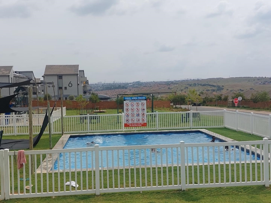 2 Bedroom Property for Sale in The Reeds Gauteng