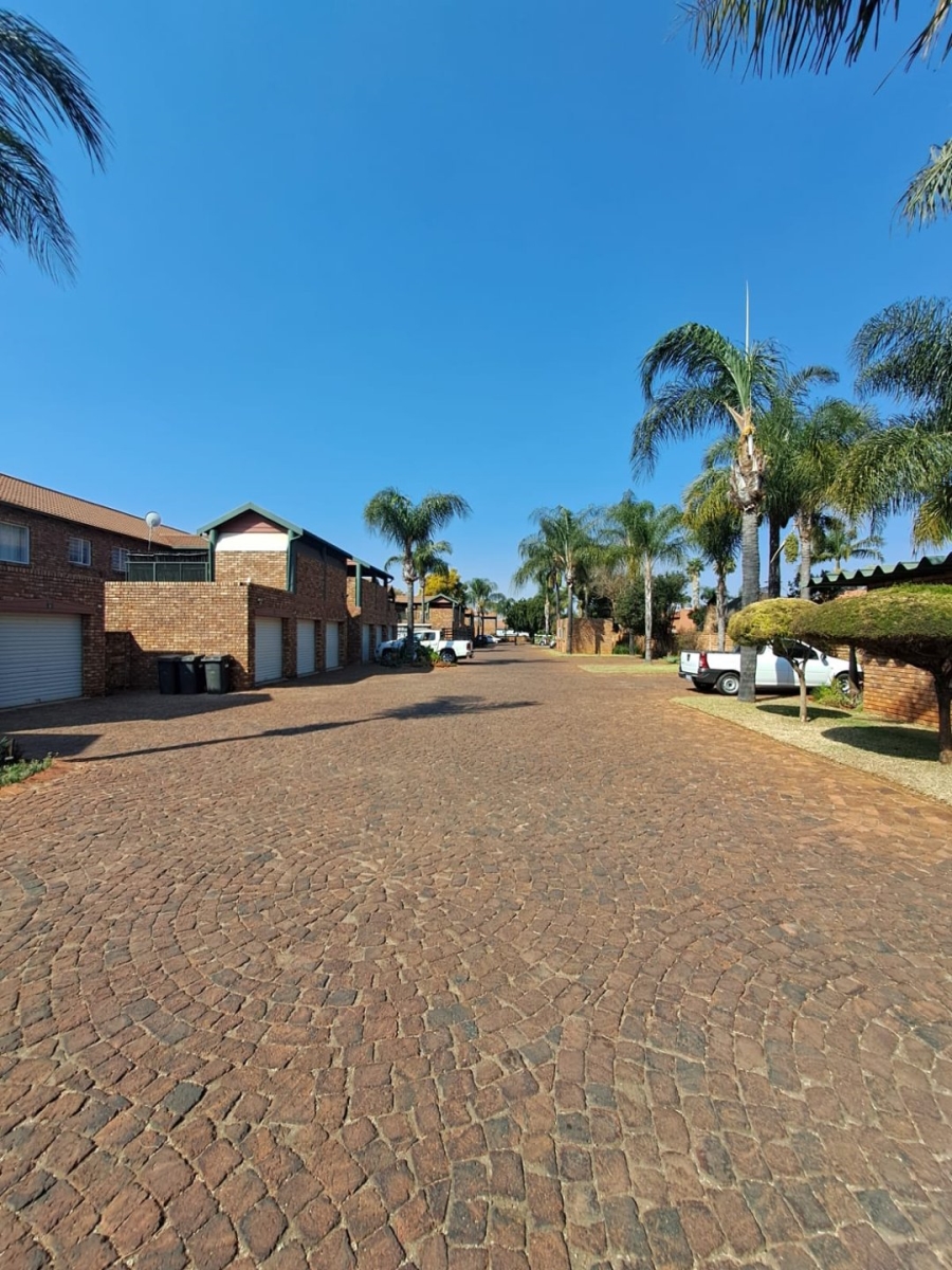 2 Bedroom Property for Sale in Doornpoort Gauteng