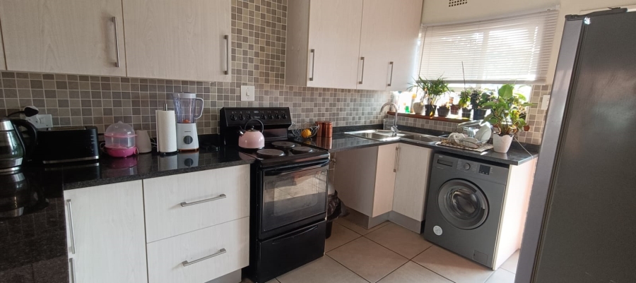 To Let 2 Bedroom Property for Rent in Linden Gauteng