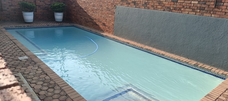 To Let 2 Bedroom Property for Rent in Linden Gauteng