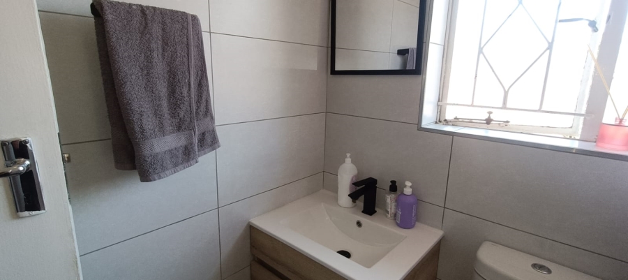 To Let 2 Bedroom Property for Rent in Fairland Gauteng