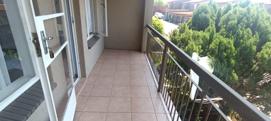 To Let 2 Bedroom Property for Rent in Fairland Gauteng