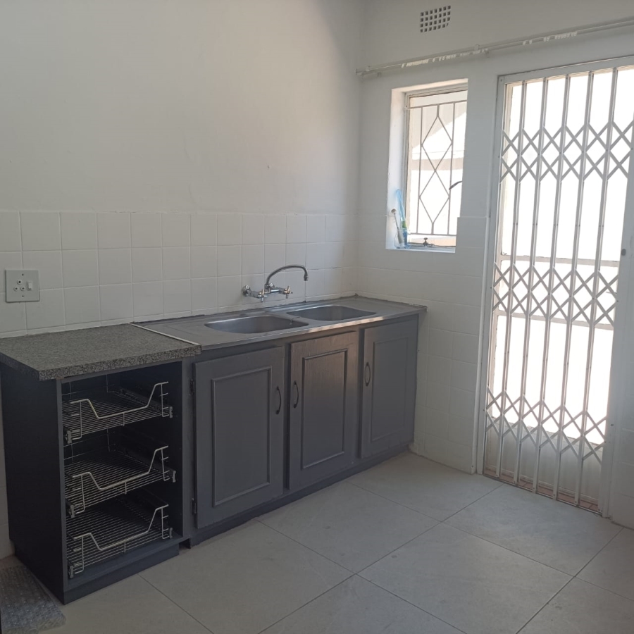 To Let 2 Bedroom Property for Rent in Fairland Gauteng