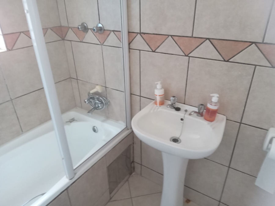 1 Bedroom Property for Sale in Vorna Valley Gauteng