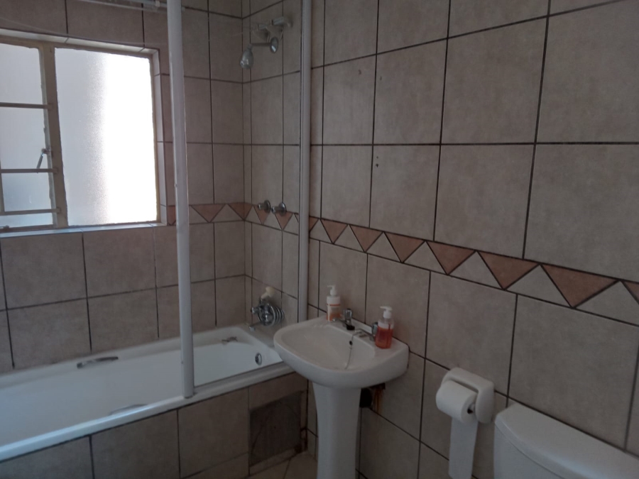 1 Bedroom Property for Sale in Vorna Valley Gauteng