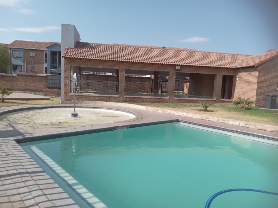 1 Bedroom Property for Sale in Vorna Valley Gauteng