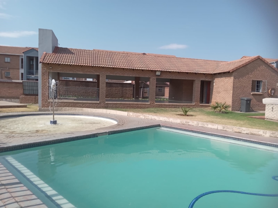 1 Bedroom Property for Sale in Vorna Valley Gauteng