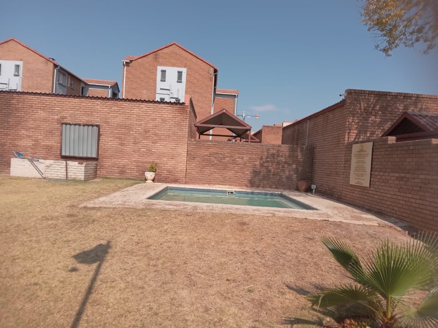 1 Bedroom Property for Sale in Vorna Valley Gauteng