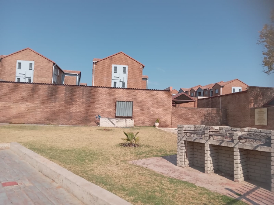 1 Bedroom Property for Sale in Vorna Valley Gauteng