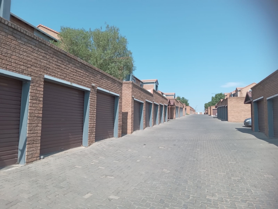 1 Bedroom Property for Sale in Vorna Valley Gauteng