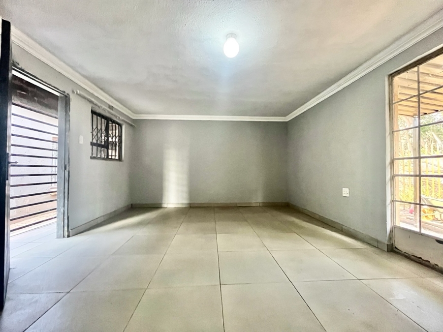 To Let 2 Bedroom Property for Rent in Glen Austin Gauteng