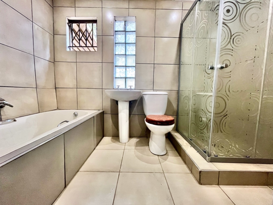 To Let 2 Bedroom Property for Rent in Glen Austin Gauteng