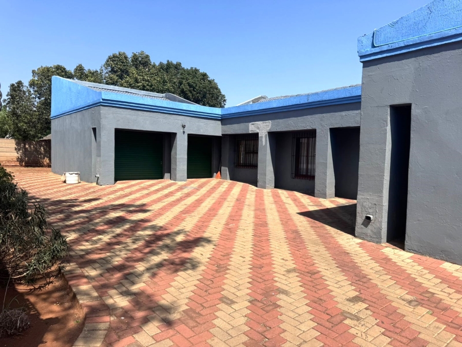 5 Bedroom Property for Sale in Dawn Park Gauteng