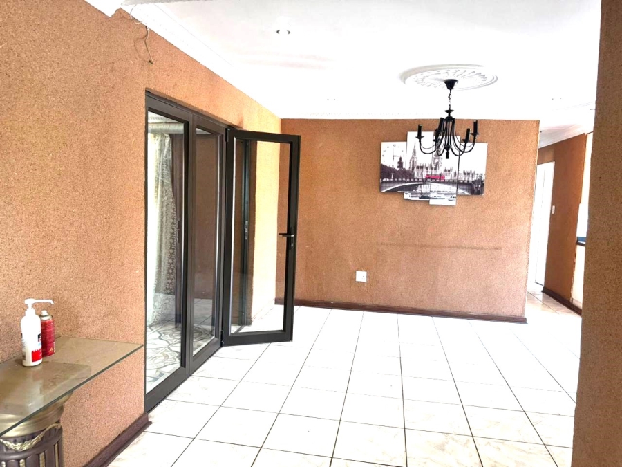 5 Bedroom Property for Sale in Dawn Park Gauteng