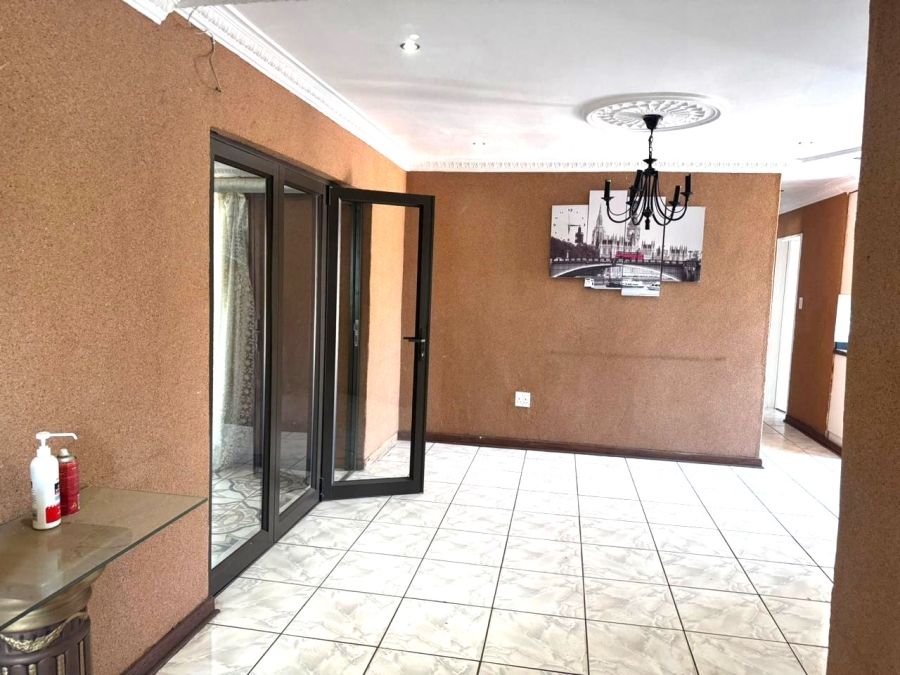 5 Bedroom Property for Sale in Dawn Park Gauteng