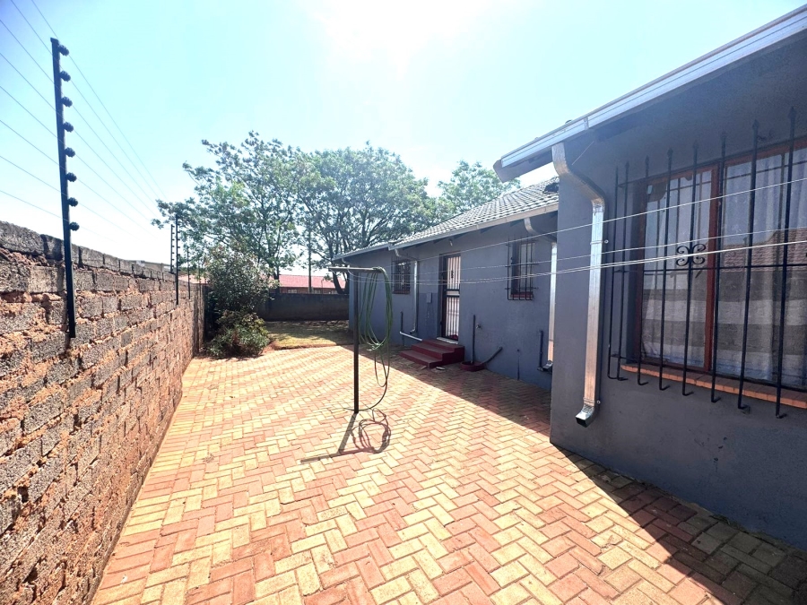 5 Bedroom Property for Sale in Dawn Park Gauteng