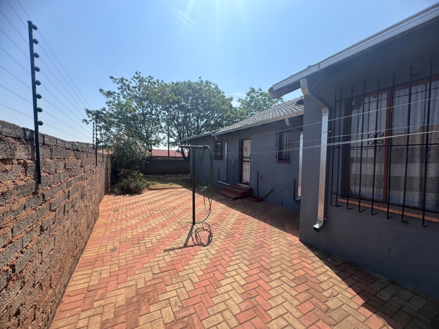 5 Bedroom Property for Sale in Dawn Park Gauteng