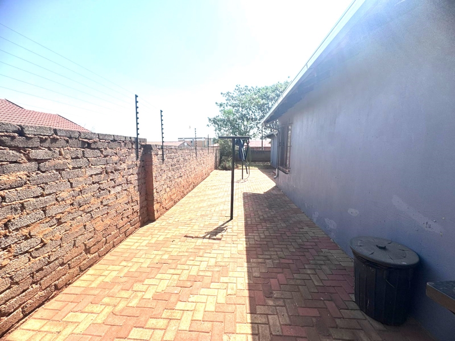 5 Bedroom Property for Sale in Dawn Park Gauteng