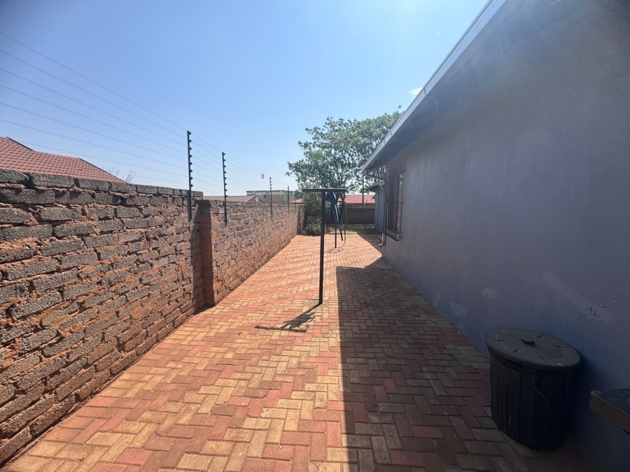 5 Bedroom Property for Sale in Dawn Park Gauteng