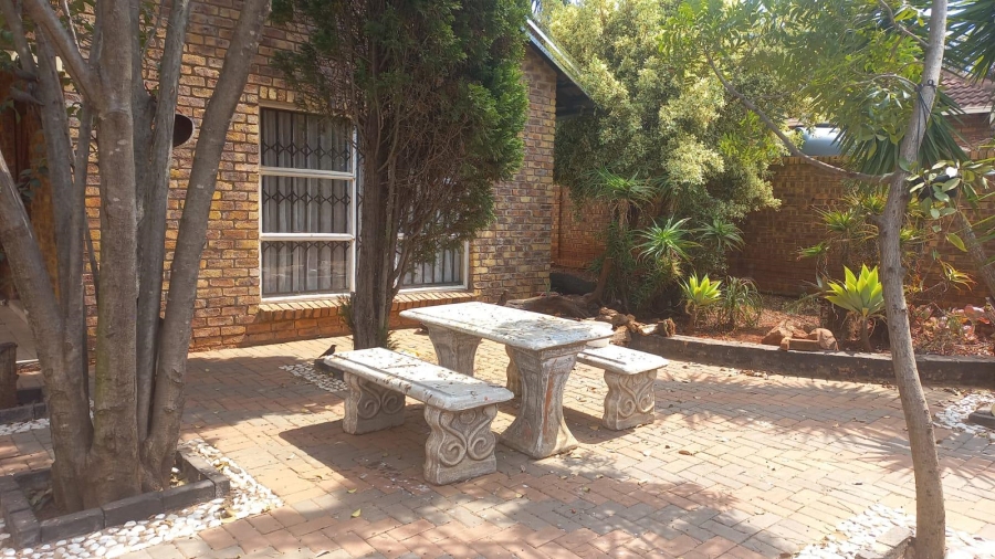 5 Bedroom Property for Sale in Hesteapark Gauteng