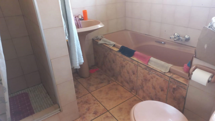 5 Bedroom Property for Sale in Hesteapark Gauteng