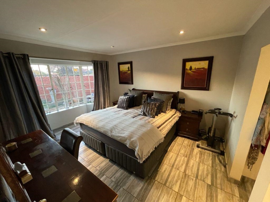 5 Bedroom Property for Sale in Glen Marais Gauteng