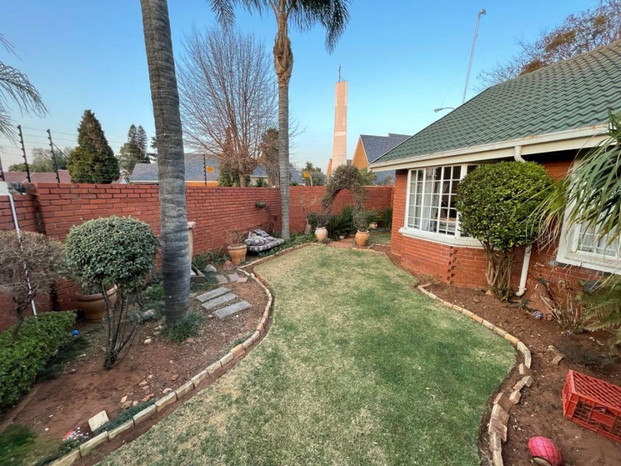 5 Bedroom Property for Sale in Glen Marais Gauteng