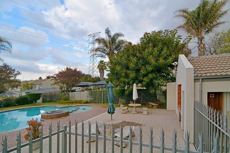 To Let 3 Bedroom Property for Rent in Bedford Gardens Gauteng