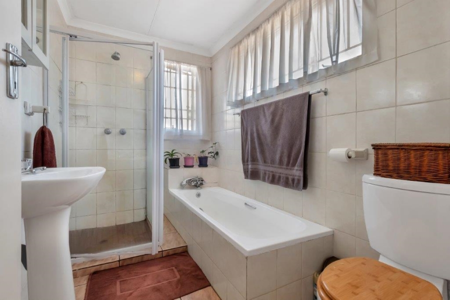 4 Bedroom Property for Sale in Linden Gauteng