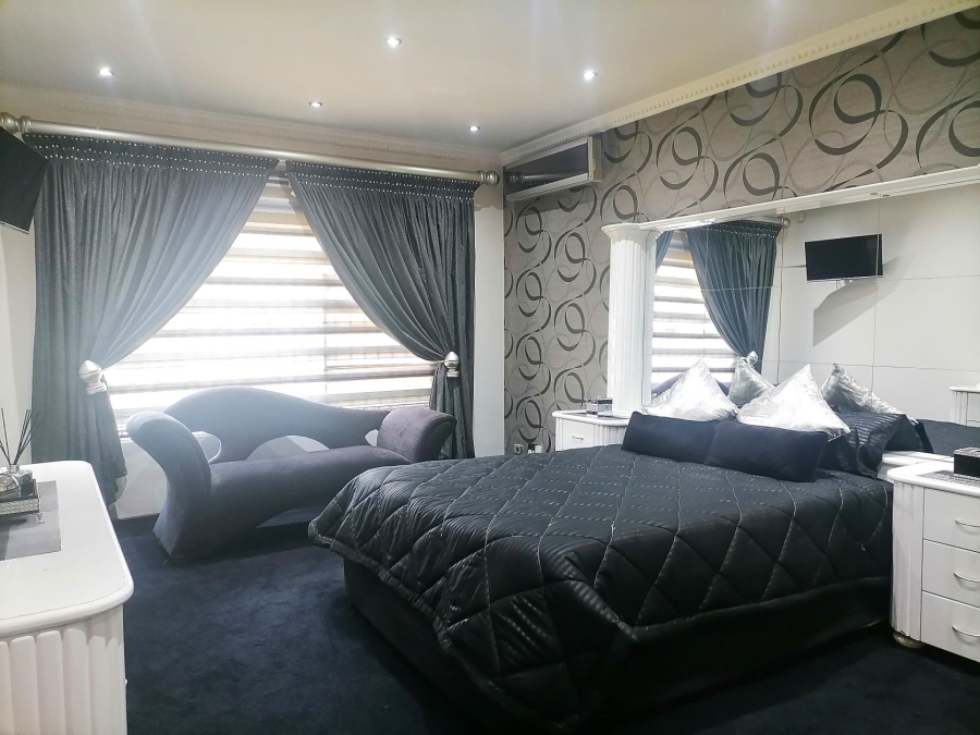 4 Bedroom Property for Sale in Mackenzie Park Gauteng