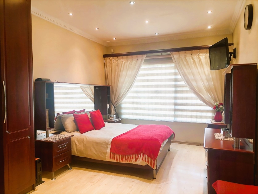 4 Bedroom Property for Sale in Mackenzie Park Gauteng