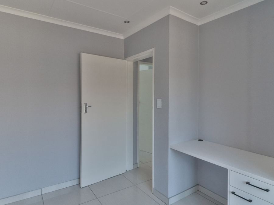 2 Bedroom Property for Sale in Lakefield Gauteng