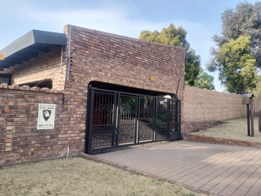 4 Bedroom Property for Sale in Glen Marais Gauteng