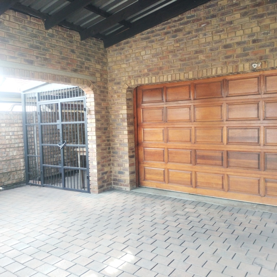 4 Bedroom Property for Sale in Glen Marais Gauteng