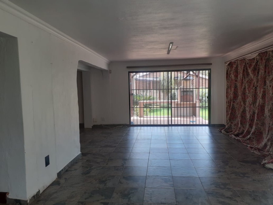 5 Bedroom Property for Sale in Florauna Gauteng