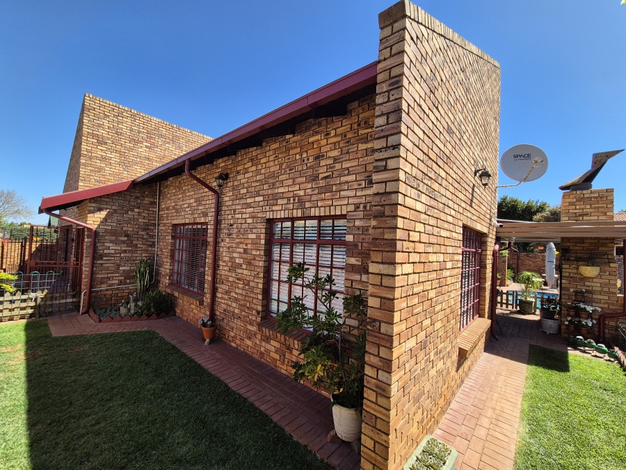 3 Bedroom Property for Sale in Eldoraigne Gauteng