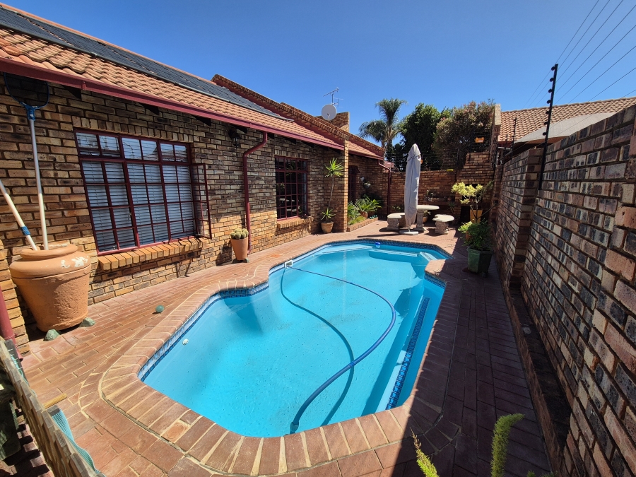 3 Bedroom Property for Sale in Eldoraigne Gauteng