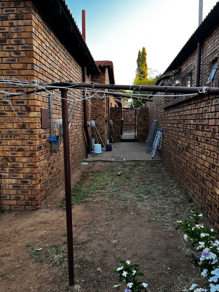 To Let 2 Bedroom Property for Rent in Noordwyk Gauteng