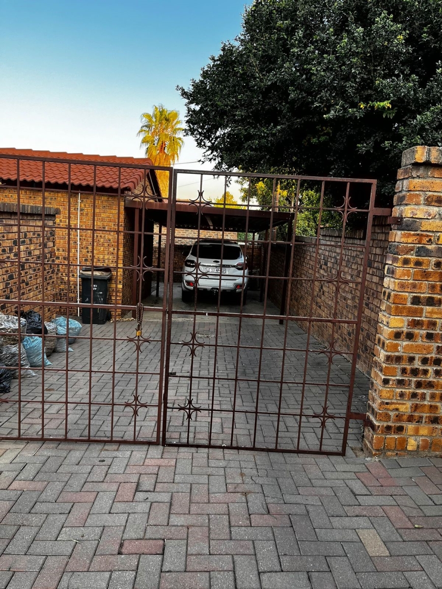 To Let 2 Bedroom Property for Rent in Noordwyk Gauteng