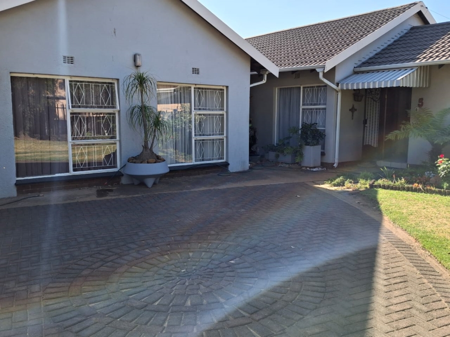 5 Bedroom Property for Sale in Dalpark Gauteng