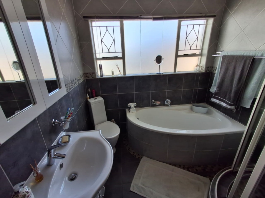 5 Bedroom Property for Sale in Dalpark Gauteng