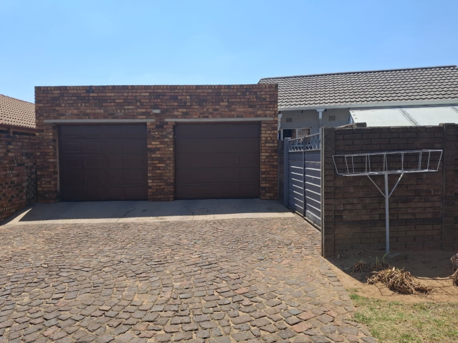 5 Bedroom Property for Sale in Dalpark Gauteng