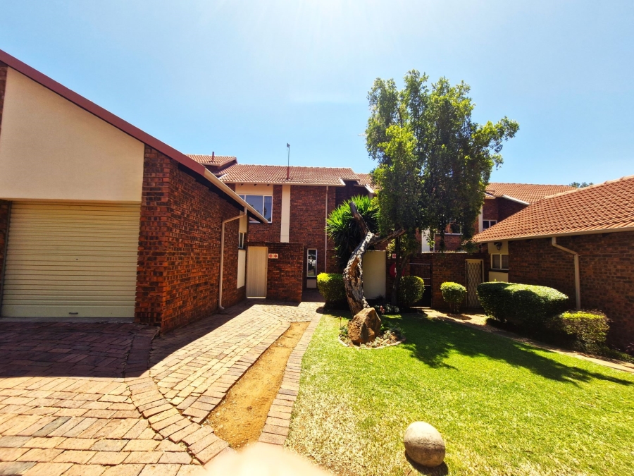 3 Bedroom Property for Sale in Faerie Glen Gauteng