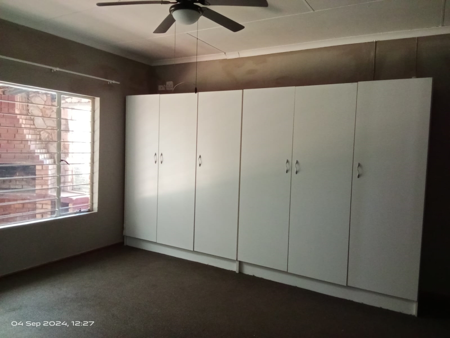 5 Bedroom Property for Sale in Overkruin Gauteng