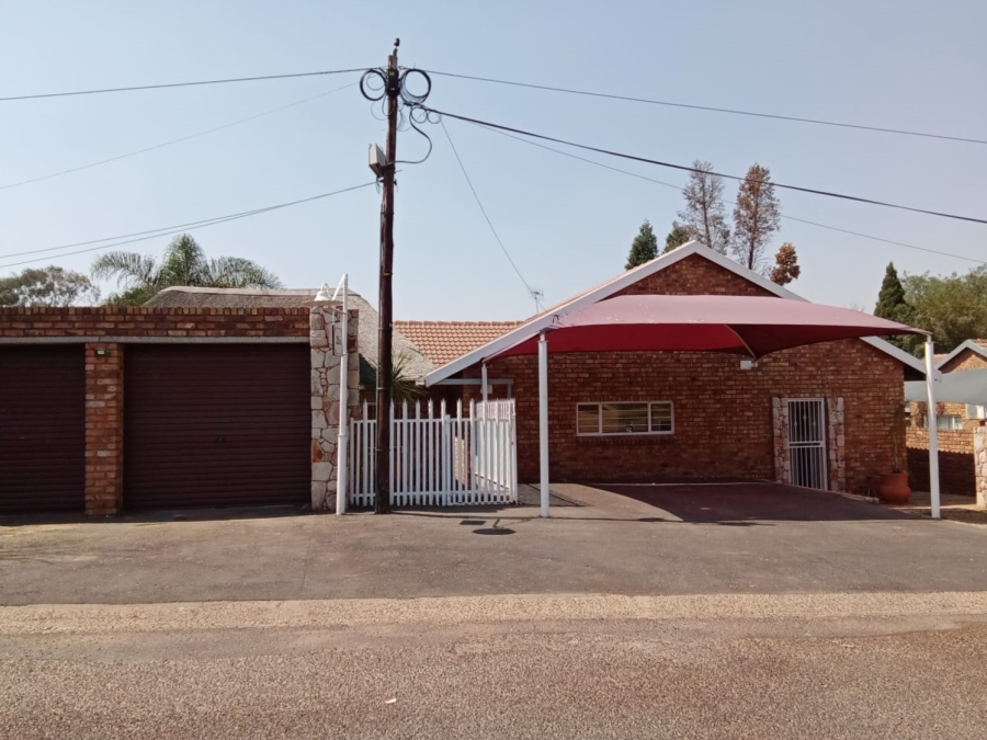 5 Bedroom Property for Sale in Overkruin Gauteng