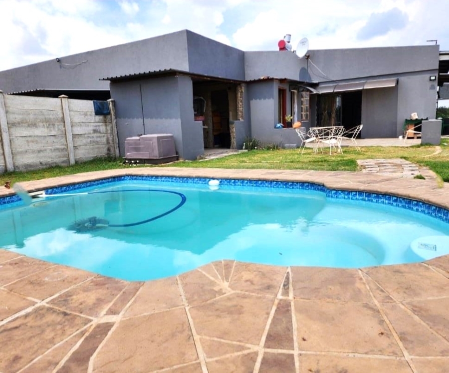 5 Bedroom Property for Sale in Helderstrome AH Gauteng